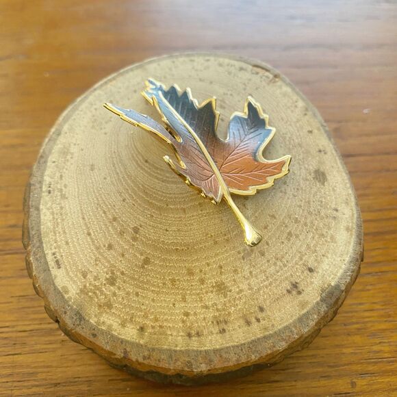 Vintage Orange Brown Gold Curved Angle Maple Leaf Fall Autumn Pin Brooch - Picture 3 of 5